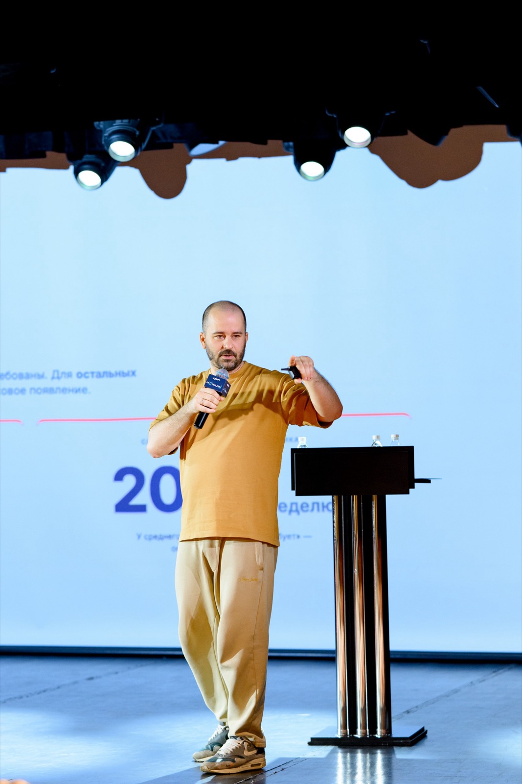Петр Новиков на сцене, доклад про агентов